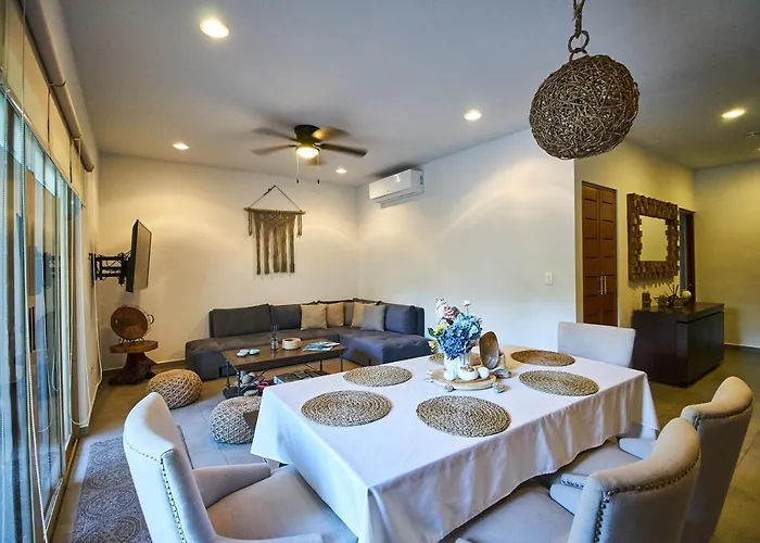 Boho Chic Poolside Condo 7 Min To The Beach & Town