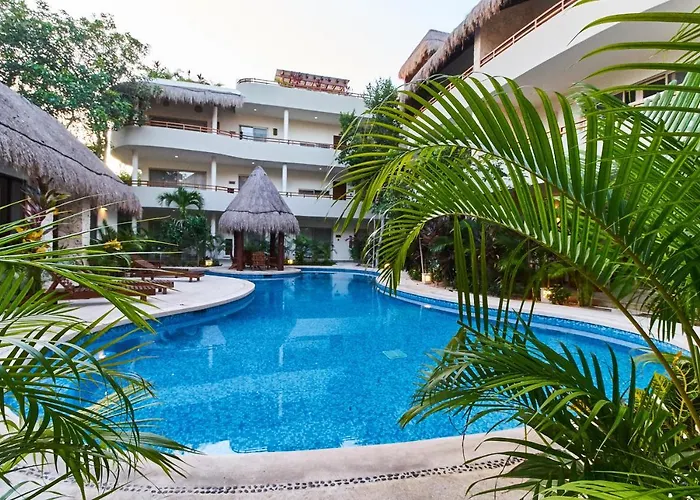Boho Chic Poolside Condo 7 Min To The Beach & Town