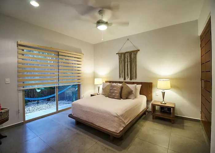 Boho Chic Poolside Condo 7 Min To The Beach & Town