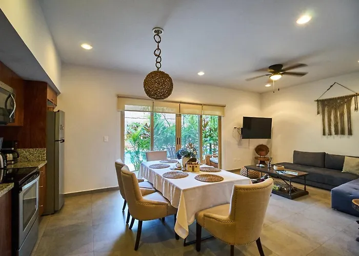 Boho Chic Poolside Condo 7 Min To The Beach & Town *